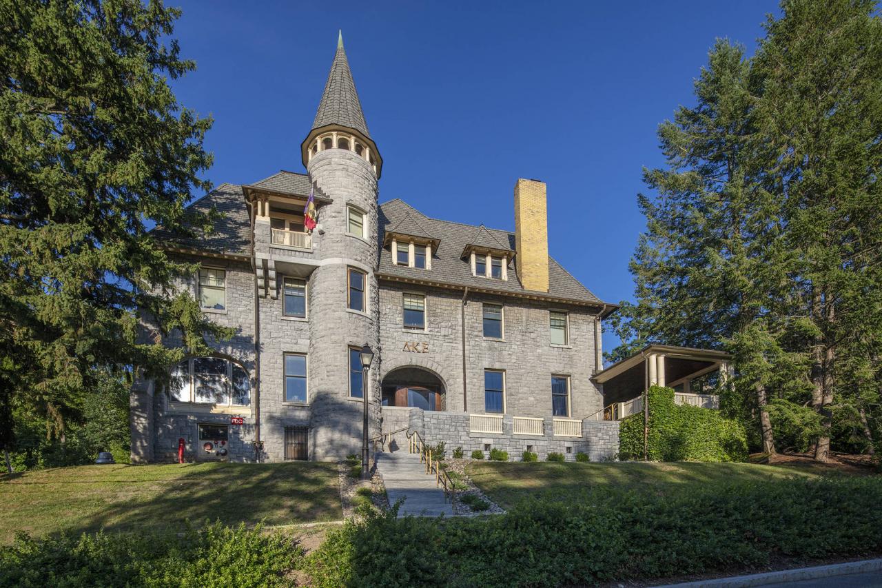 Photo of the entry of Delta Kappa Epsilon